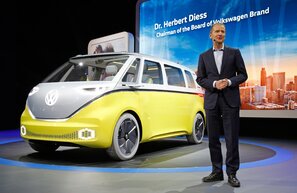 Herbert Diess y el I.D. Buzz de Volkswagen. | © Foto: Auto-Medienportal.Net/Volkswagen