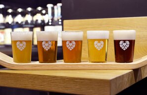 Bayreuth Maisel Liebesbier Tablero de degustación, Ruta de la cerveza y los castillos | © Degustación de cervezas de Bayreuth Maisel Liebesbier