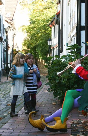 © Flautista de Hamelín con niños © Deutsche Märchenstraße