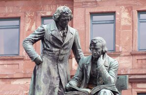 © Monumento a Grimm  © Hoppe, Deutsche Märchenstraße