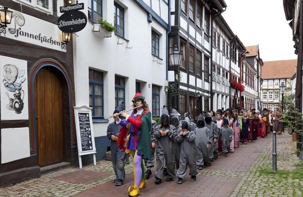© Hamelin, el flautista con su séquito en el casco antiguo  © Deutsche Märchenstraße