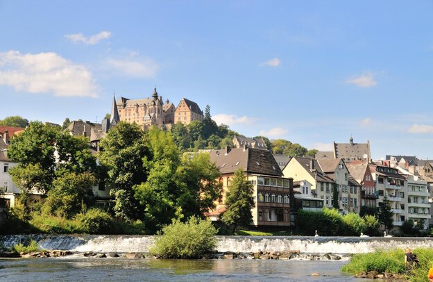 © Marburgo an der Lahn con el castillo de Elsenhöhe  © Deutsche Märchenstraße