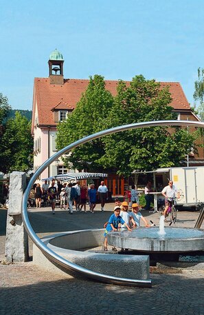 © Zona peatonal de Kirchzarten con fuente  © Vereinigung Grüne Straße