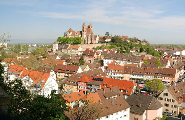 © Vista desde Eckartsberg al casco antiguo de Breisach con la catedral, Foto: Wikipedia von Taxiarchos228, CC BY-SA 3.0, https://commons.wikimedia.org/w/index.php?curid=7431327