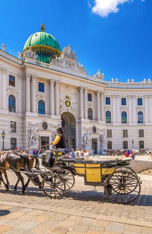 © Viena, Fiaker frente al antiguo Hofburg © Sina Ettmer - stock.adobe.com