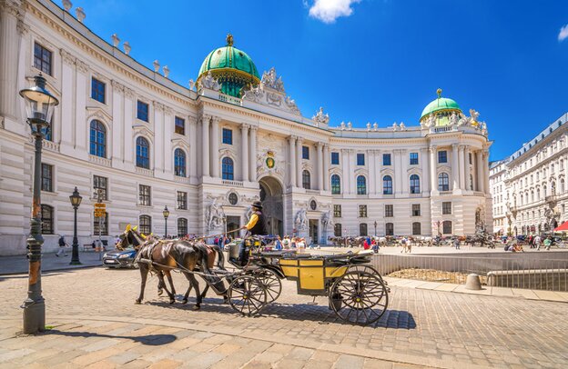 © Viena, Fiaker frente al antiguo Hofburg © Sina Ettmer - stock.adobe.com