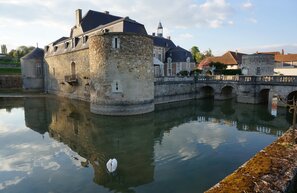 Castillo de Étoges - Francia | © Castillo de Étoges - Francia © G.Garitan, CC BY-SA 3.0, via Wikimedia Commons