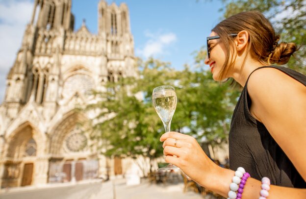 Mujer con una copa de champán en Reims, Francia | © Mujer con una copa de champán en Reims, Francia ©rh2010 - stock.adobe.com