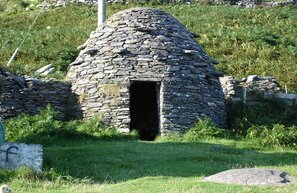 Fahan, Beehive Hut | © Photo by DirFoto: Huth - Own work, CC BY-SA 3.0, Wikimedia, curid=700979