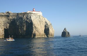 Cabo de San Vicente - Portugal | © Cabo de San Vicente - Portugal © No machine-readable author provided. Barao78 assumed (based on copyright claims)., CC BY-SA 3.0 <http://creativecommons.org/licenses/by-sa/3.0/>, via Wikimedia Commons